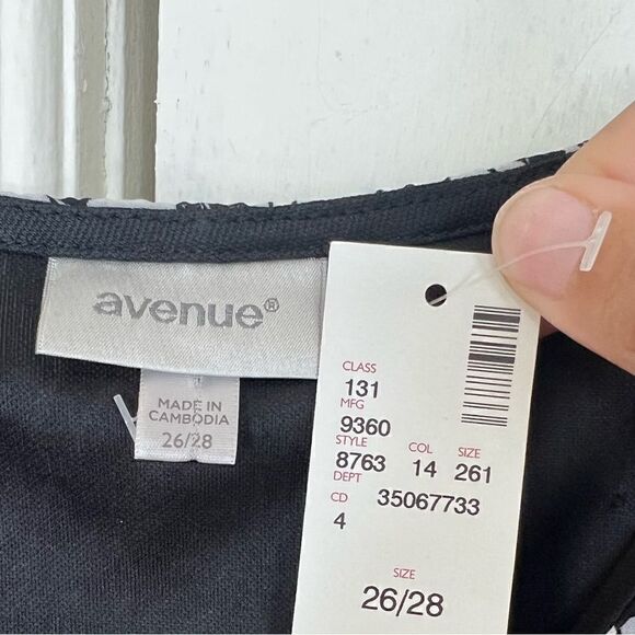 Avenue Black/White 3/4 Flutter Sleeve Floral V-Neck Blouse Size 26/28 - Picture 7 of 9